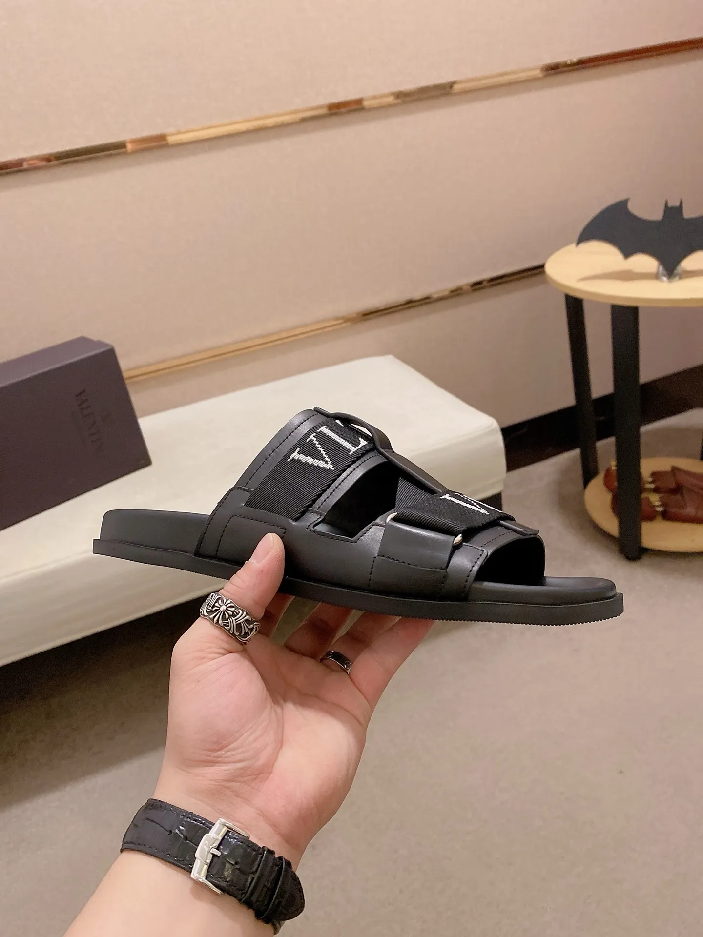 Men's shoes 💰: 480💰[Valentino] New couple 👫Boutique slippers, counter quality, classic plaid, the actual workmanship is quite complex🔰The uppers are made of imported fabrics➕🐑Sheepskin lining, which tests the craftsman's craftsmanship➕original PU outsole. Size: Women’s size: 35-44. Men's size 38-44 (can be customized to size 45, non-refundable)